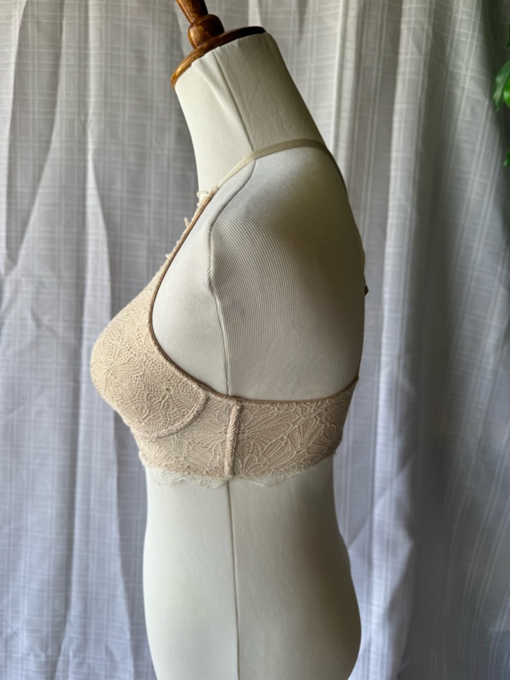 Victoria’s Secret Lace Plunge Bralette – Nude Beige (Size S) - Picture 5 of 7